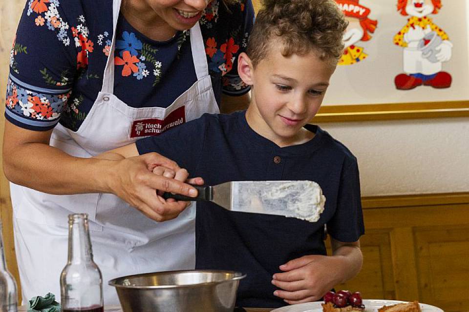 Only at Hotel Engel: Black Forest Cherry Cake family baking - Engel Todtnauberg Webseite