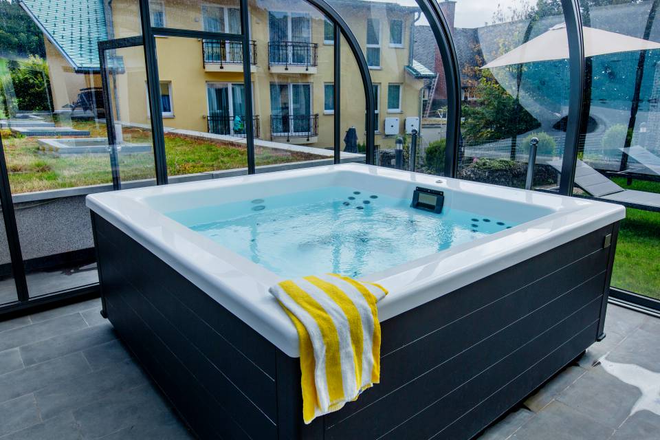 Unser neuer überdachter Außenwhirlpool: Wellness unterm Glasdach - Engel Todtnauberg Webseite