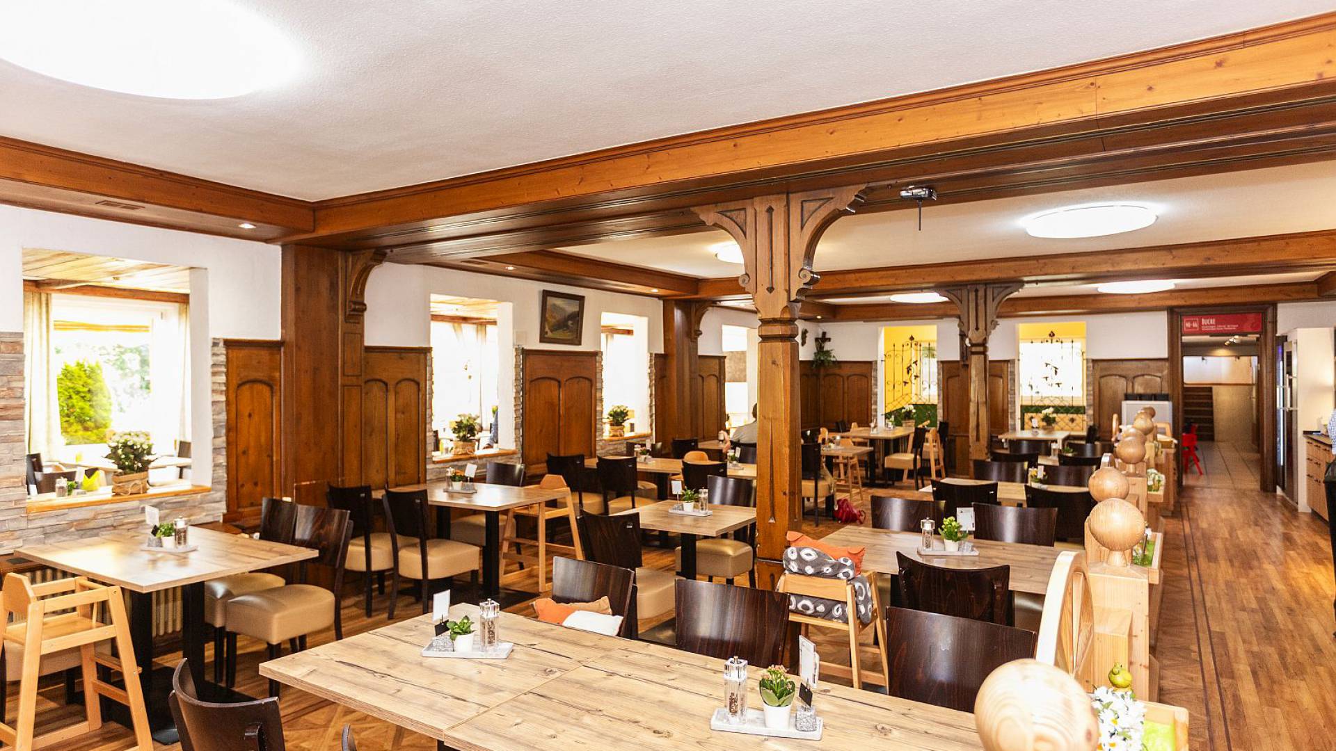 Gemütliches Restaurant mit Holztischen und Dekoration.