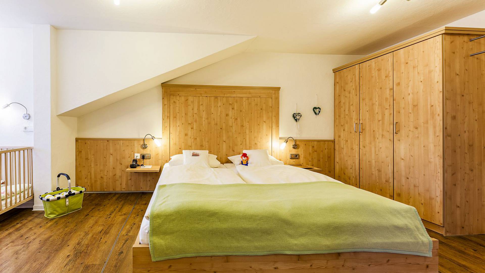 Hotelzimmer mit großem Bett und Holzverkleidung