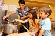 Kinder spielen auf der Wiese