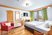 Hotelzimmer mit Doppelbett und Gitterbett