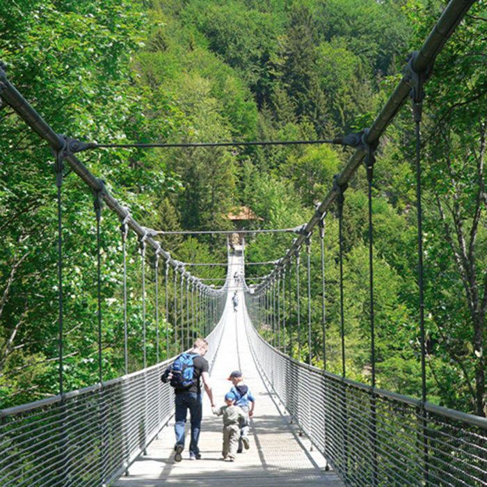 Papa und Kinder wandern durch den Spass-Park Hochschwarzwald