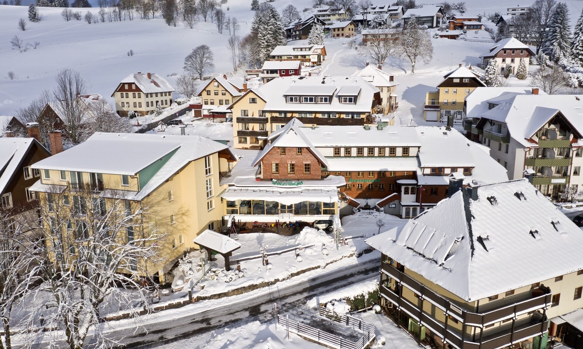 Hotel Ansicht von oben im Schnee
