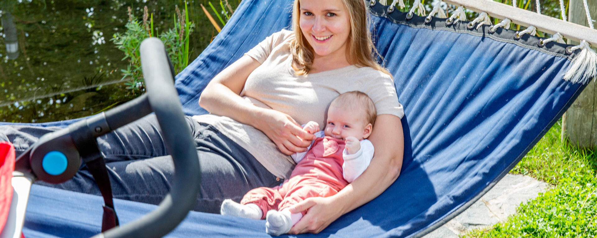 Entspannung mit Kind in der Hängematte auf der eigenen Terrasse