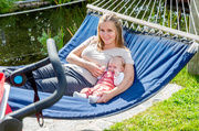 Entspannung mit Kind in der Hängematte auf der eigenen Terrasse