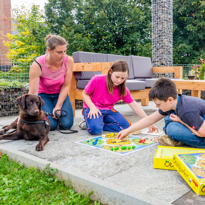 Gesellschaftsspiel auf der Terrasse