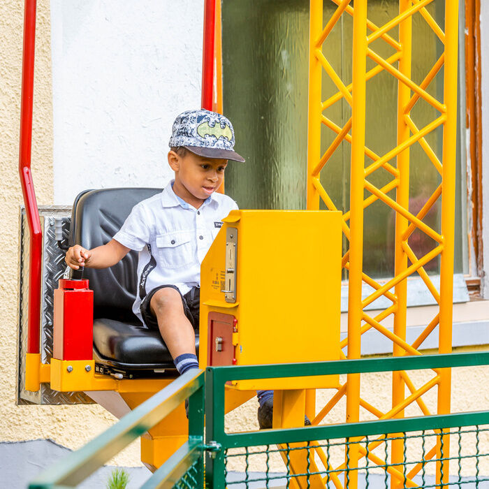 Großer Baggerspaß auf dem Außen-Spielplatz