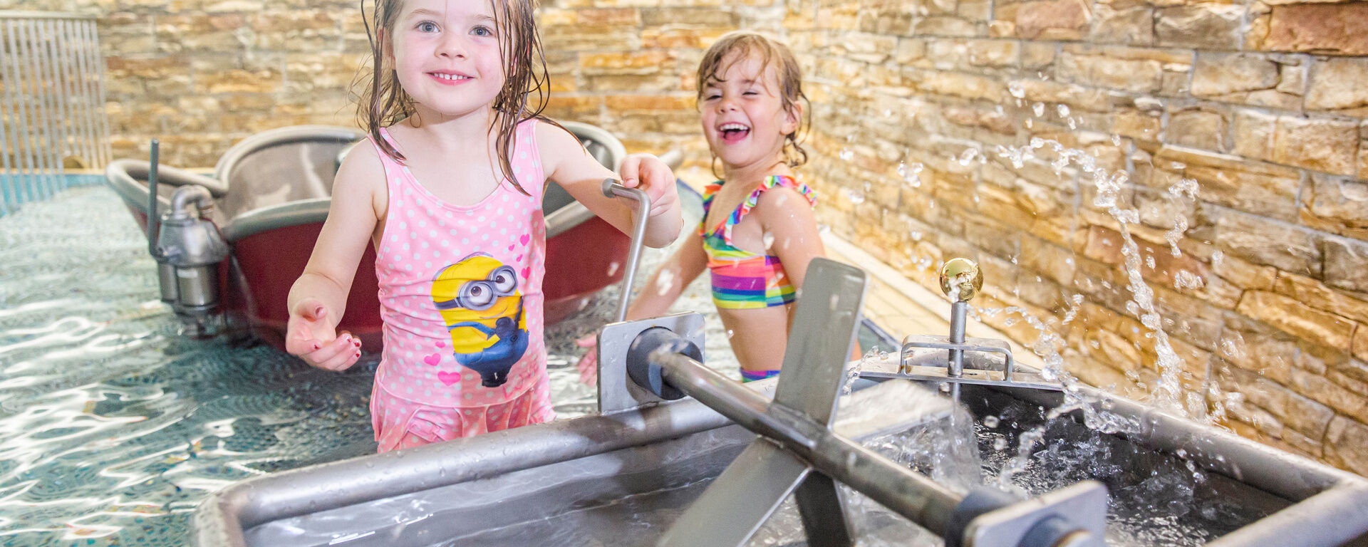 Spielspaß im Kinderbecken