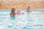 Babyschwimmen in Innenpool