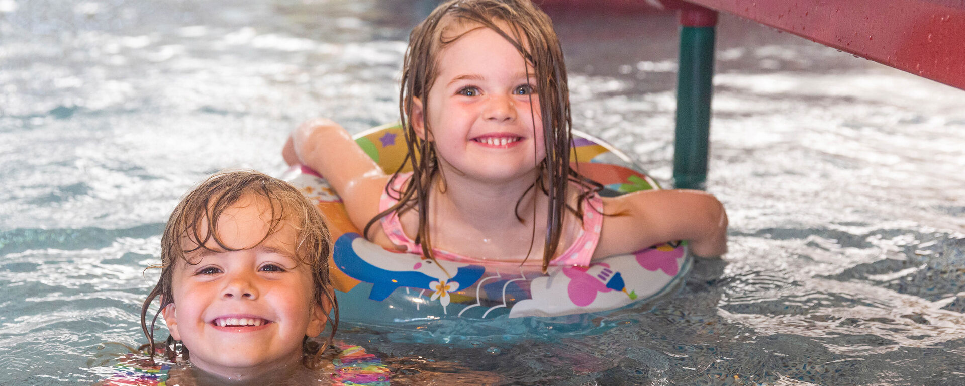 Viel Vergnügen im Kinderbecken vom Innenpool im Kinderhotel Engel Todtnauberg