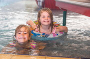 Viel Vergnügen im Kinderbecken vom Innenpool im Kinderhotel Engel Todtnauberg