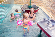 Wasserspiele im Kinderbecken