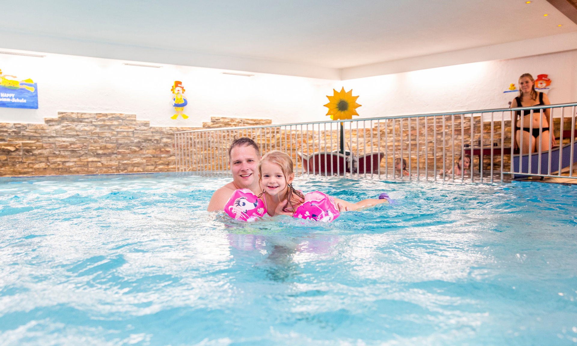 Vater mit Tochter im Schwimmbad